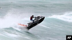 Seorang pengendara jet ski (foto: ilustrasi). 