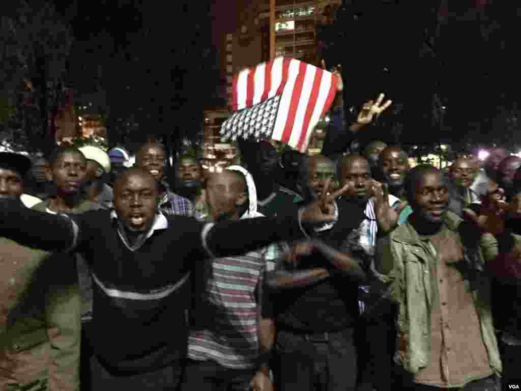 Dadka Kenya oo waddooyinka ku dabbaaldegaya iyagoo wata calanka Maraykanka. July 24, 2015. (Photo: Aru Pande / VOA)