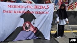 Aktivis perempuan dari gerakan anti-kekerasan terhadap perempuan dalam demo di depan Kementerian Pendidikan dan Kebudayaan, untuk memprotes pelecehan seksual dan kekerasan terhadap perempuan di kampus-kampus, Jakarta, 10 Februari 2020. (Foto: AFP) 