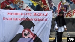 Aktivis perempuan dari gerakan anti-kekerasan terhadap perempuan dalam aksi demo di depan Kementerian Pendidikan dan Kebudayaan, memprotes pelecehan seksual dan kekerasan terhadap perempuan di kampus-kampus, Jakarta, 10 Februari 2020. (Foto: AFP) 