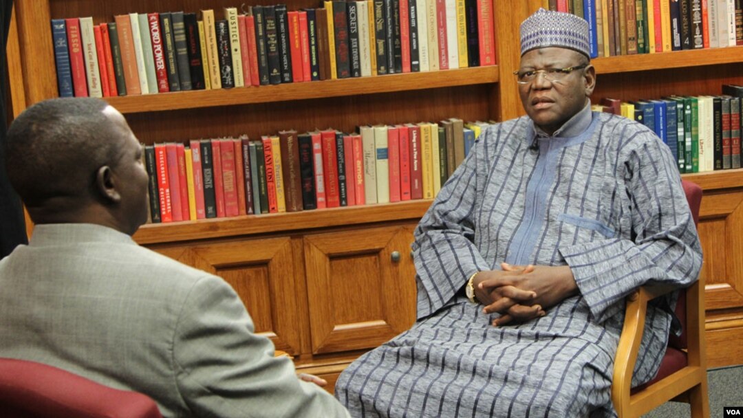 Gwamna Sule Lamido da Shugaban VOA Hausa Leo Keyen.