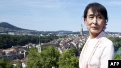 缅甸反对派领导人昂山素季2012年6月15日在瑞士伯尔尼玫瑰花园前留影