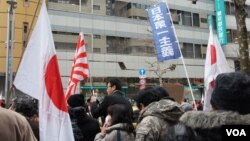 2月４日日本右翼在東京街頭活動時打出了“日本第一主義”新口號“。