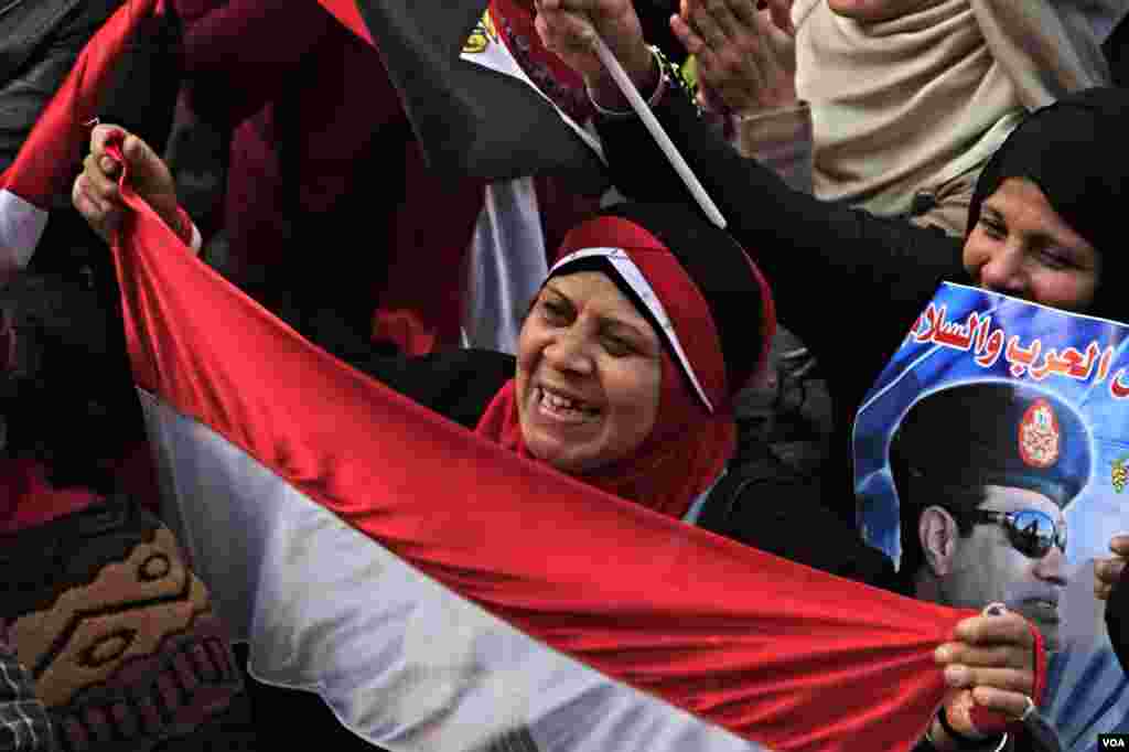 Participants hold flag, picture of General Abdel Fateh el Sissi, (Hamada Elrasam for VOA).