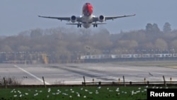 Máy bay cất cánh từ sân bay Gatwick, London, hôm 21/12/2018