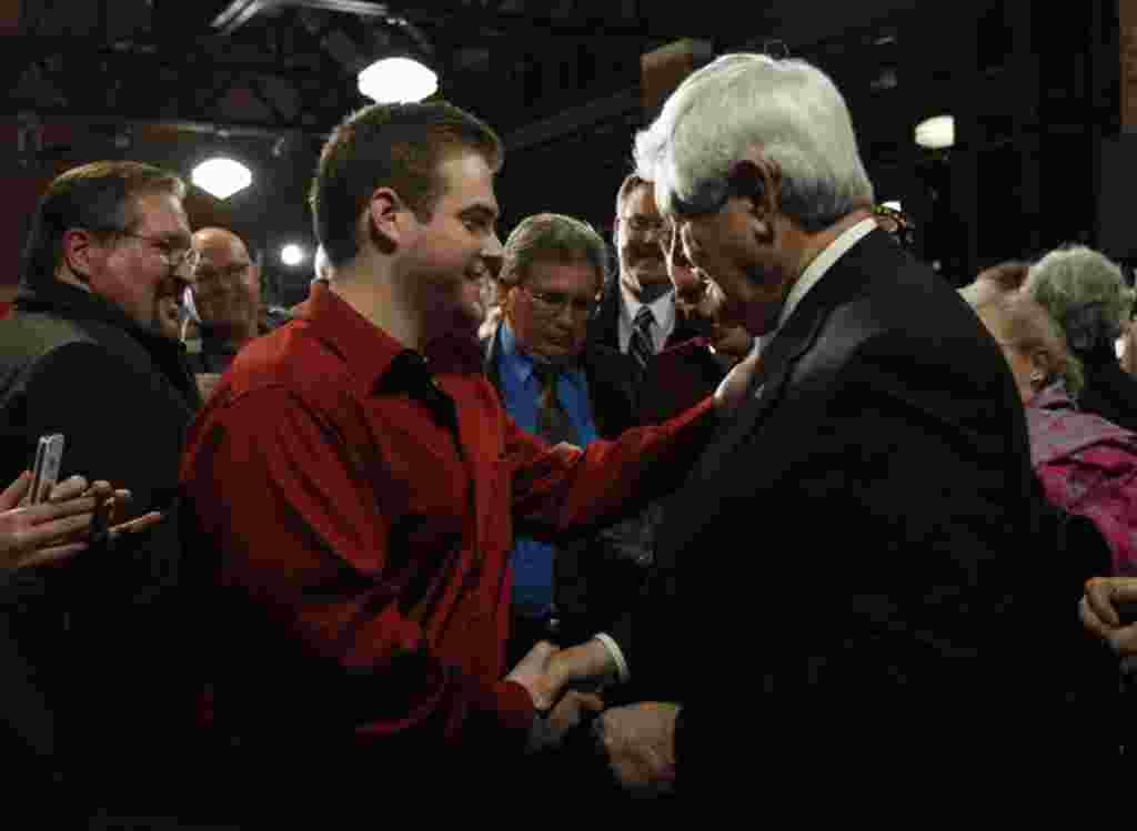 Newt Gingrich menjabat tangan salah seorang pendukungnya pada sebuah acara kampanye di Columbus, Ohio (7/2) (REUTERS).