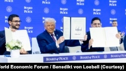 特朗普总统在瑞士达沃斯举行的世界经济论坛年会期间参加成立“和平委员会”的签署仪式。(2026年1月22日)