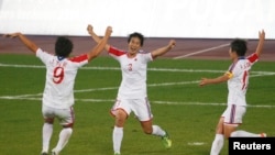 지난 2014년 인천 아시안게임 여자 축구 준결승전에서 한국을 꺽고 결승에 진출하게 된 북한 선수팀 환호하고 있다. (자료사진)