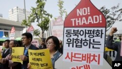 Demonstran di Korea Selatan memprotes rencana untuk mengerahkan sistem pertahanan rudal AS THAAD, dekat Kedutaan Besar AS di Seoul, Oktober 2016. (AP/Ahn Young-joon)