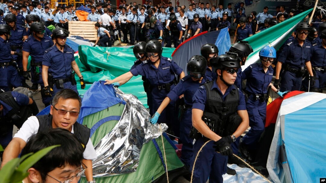 Polisi Hong Kong memindahkan tenda-tenda para demonstran di distrik Mong Kok akhir bulan lalu (foto: dok).
