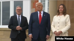 د امریکا ولسمشر، ډونالډ ټرمپ د بریټانیې د صدراعظم کایر سټارمر او د هغه میرمن سره