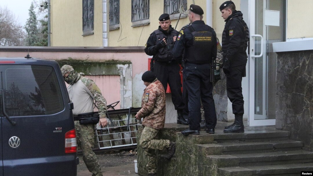 Satu dari tiga awak kapal AL Ukraina (tengah), yang kapalnya diserang dan dirampas Rusia hari Minggu, tampak mendapat pengawalan setelah keterangannya didengar di Simferopol, di kawasan Krimea yang diduduki oleh Rusia, 27 November 2018 (foto: Reuters/Pavel Rebrov)