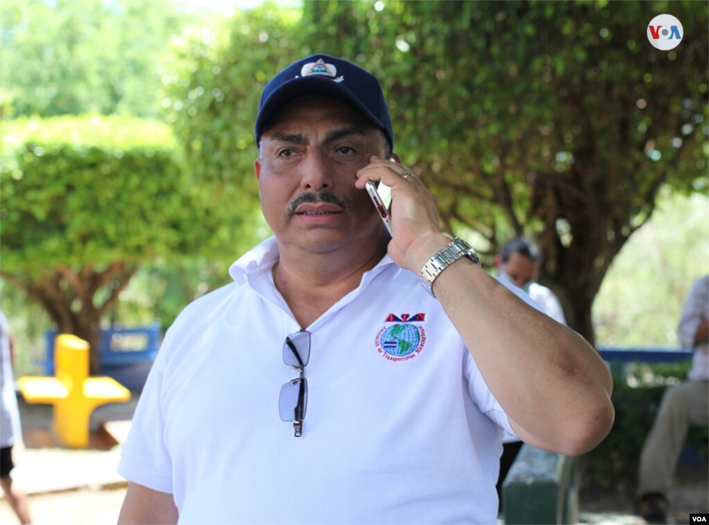 Marvin Altamirano, de la Asociaci&#243;n de Transportistas de Nicaragua, negocia la salida del transporte pesado en la frontera.