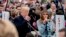 Tổng thống Donald Trump và Đệ nhất Phu nhân Melania Trump thổi còi bắt đầu cuộc đua nhặt trứng Phục Sinh tại Sân cỏ phía Nam Tòa Bạc ốc ngày 2/4/2018.