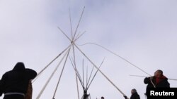 Miembros de la tribu Oglala Lakota levantan una tienda en el campamento Oceti Sakowin, en una protesta contra la construcción del oleoducto Dakota Access, en Dakota del Norte, en diciembre de 2016.