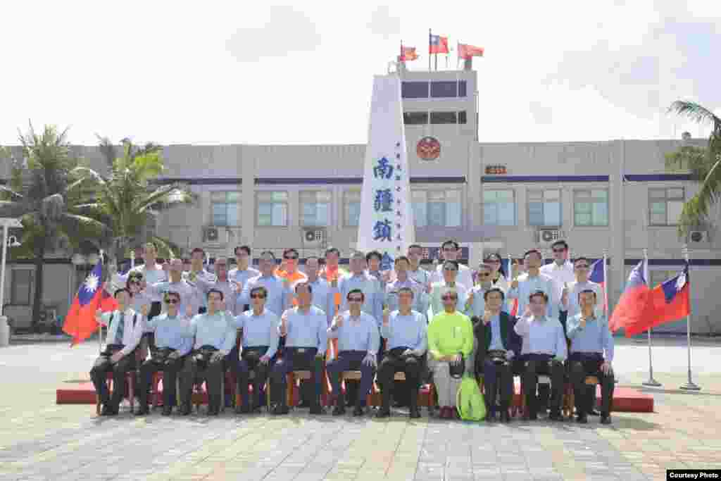 马总统与太平岛驻岛人员于国碑前合影（台湾总统府）