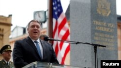 El secretario de Estado de EE.UU., Mike Pompeo pronuncia un discurso en una ceremonia en el Monumento General Patton, en Pilsen, República Checa, el 11 de agosto de 2020.