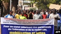  Les enseignants burkinabés manifestent pour demander de meilleures conditions de travail et de vie, à Ouagadougou, le 26 octobre 2017.