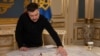 El presidente de Ucrania, Volodymyr Zelenskyy, muestra a periodistas de Reuters un mapa de recursos y objetos estratégicos durante una entrevista, en medio del ataque de Rusia a Ucrania, en Kiev, Ucrania, el 7 de febrero de 2025.