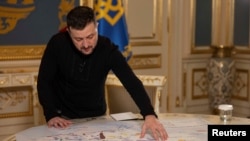 El presidente de Ucrania, Volodymyr Zelenskyy, muestra a periodistas de Reuters un mapa de recursos y objetos estratégicos durante una entrevista, en medio del ataque de Rusia a Ucrania, en Kiev, Ucrania, el 7 de febrero de 2025.