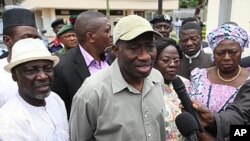 Rais wa Nigeria Goodluck Jonathan, katikati, akizungumza na waandishi wa habari hapo Agosti 27, 2001 kwenye ofisi za Umoja Mataifa mjini Abuja ambazo zilishambuliwa na bomu.