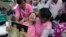 2016年10月13日泰王普密蓬·阿杜德逝世后，悲恸的人群中一位妇女痛哭失声。