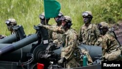 日本陆上自卫队在富士山一带举行军事演习