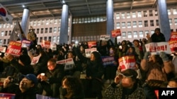 4 Aralık 2024 - Seul'de Ulusal Meclis'e çıkan merdivenlerde düzenlenen protesto gösterisine katılan Güney Koreliler, Cumhurbaşkanı Yoon Suk Yeol'un istifasını istedi.