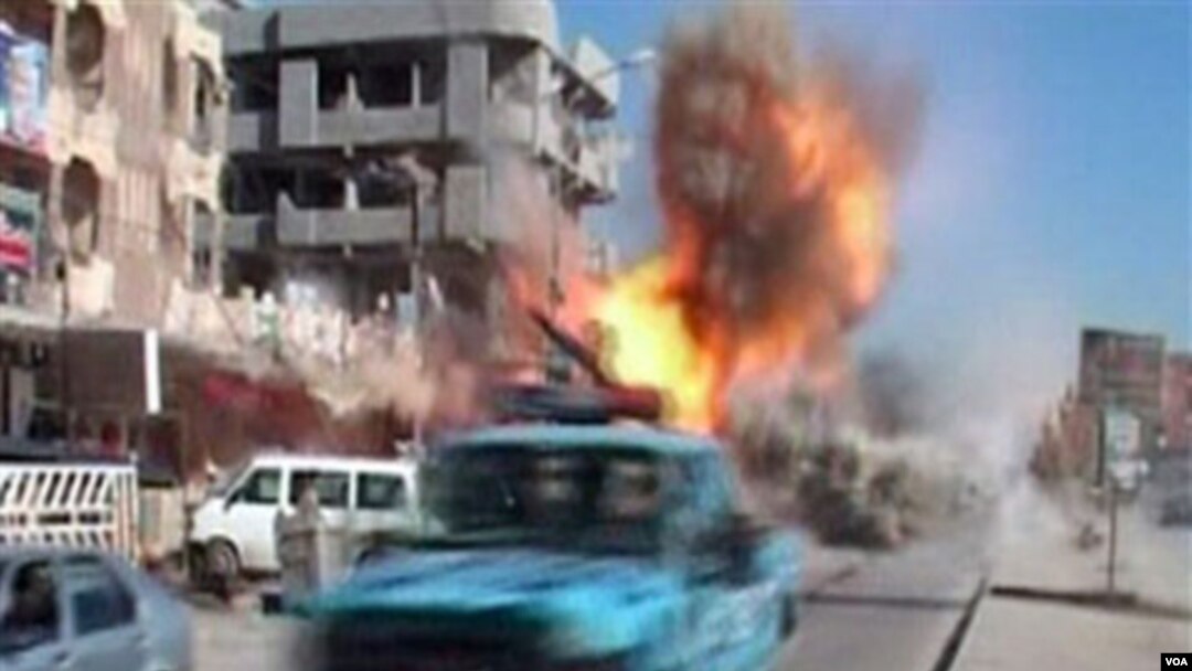 Gambar dari stasiun televisi Irak menunjukkan saat bom meledak di jalanan Kirkuk, Irak, Rabu (2/9).