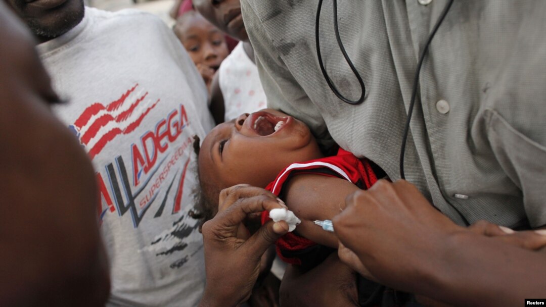 Seorang anak Haiti menerima vaksinasi di sebuah rumah sakit di Port-au-Prince, Haiti (foto: dok 2010).