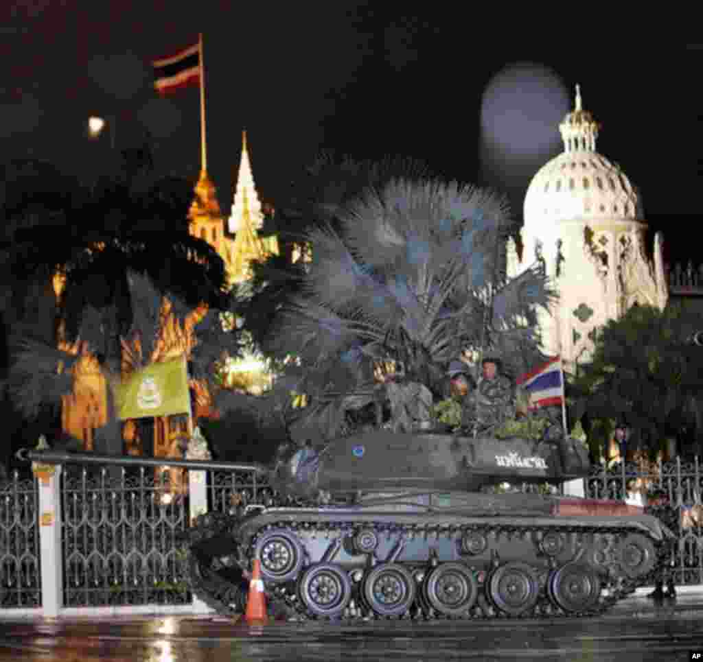 Thai soldiers stand guard on military tanks in front of the Government House in Bangkok, late 19 September 2006.