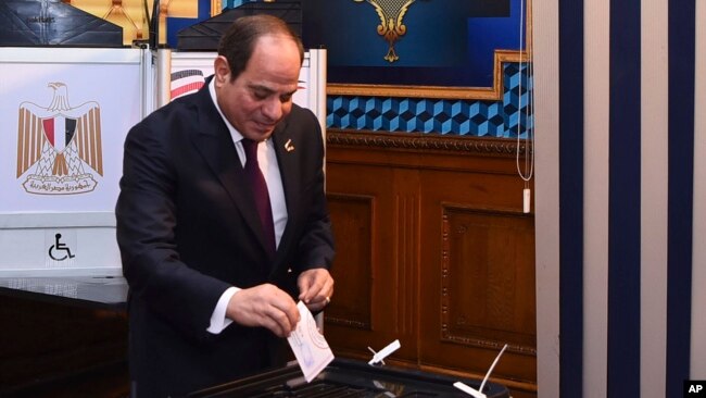 Mısır Cumhurbaşkanı Sisi Kahire'de oy kullanırken - 10 Aralık 2023
