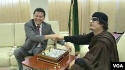 El líder libio, Moammar Gadhafi jugá una partida de ajedrez con el ruso Kirsan Ilyumzhinov.