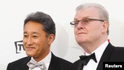 Dua pimpinan Sony Corporation dari kiri : Kazuo Hirai (CEO) dan Ketua Dewan Direksi Howard Stringer (Foto: dok). Stringer mengumumkan pengunduran dirinya sebagai Ketua Dewan Direksi Sony Corporation Juni mendatang, dalam pidato si di Japan Society, New York (8/3).