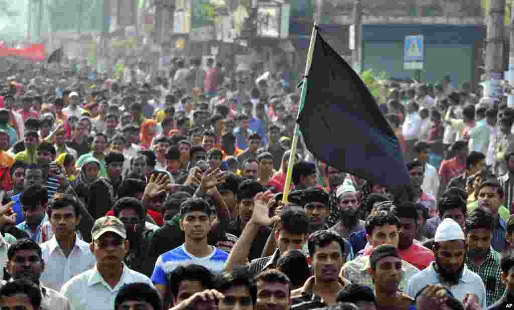 Bangladeshi garments workers protest to mourn the death of the victims of Saturday's fire in a garment factory on the outskirts of Dhaka, Bangladesh, November 27, 2012. 