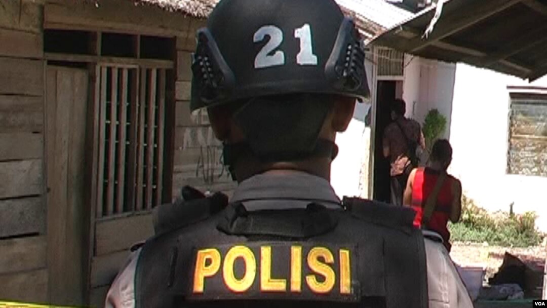 Seorang anggota polisi melakukan penyidikan di rumah korban penembakan kelompok tak dikenal bersenjata api di Desa Padalembara, Poso Pesisir Selatan (19/9).