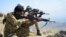 Le mouvement de résistance afghan et les forces du soulèvement anti-talibans prennent position alors qu'ils patrouillent au sommet d'une colline dans la région de Darband, dans le district d'Anaba, dans la province du Panchir, le 1er septembre 2021. 