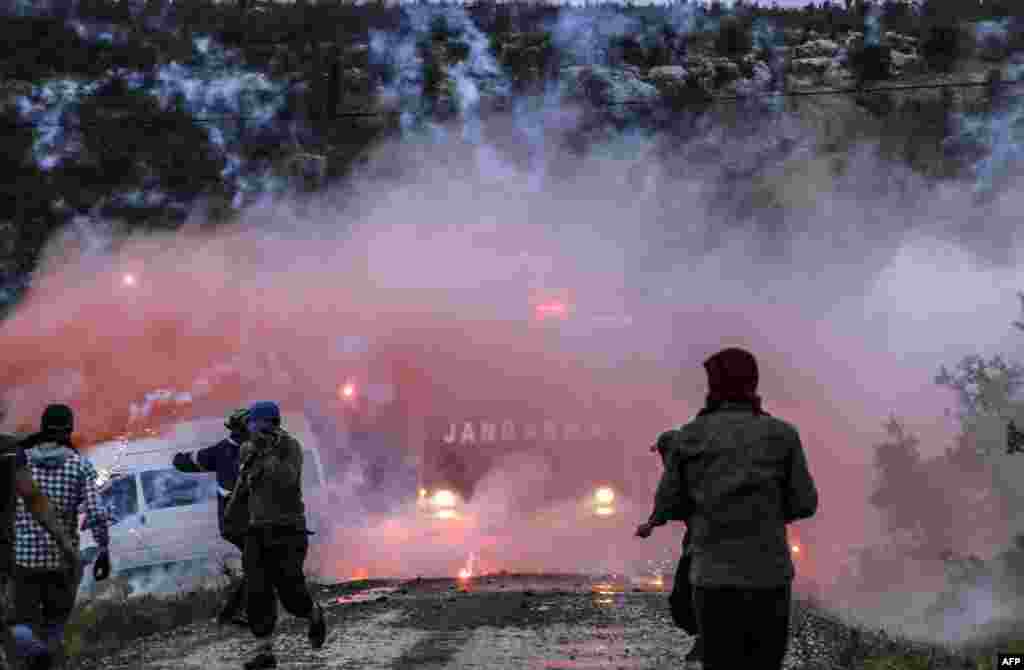 Militan Kurdi bentrok dengan polisi anti huru-hara Turki di Lice, Diyarbakir.