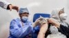 Un agent de santé administre une dose du vaccin russe Spoutnik V dans une clinique de la ville de Blida, à environ 45 kilomètres au sud-ouest d'Alger, le 30 janvier 2021, la localité où le premier cas a été confirmé en 2020.