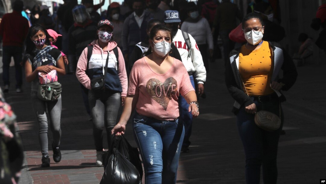 Personas con mascarillas caminan por el centro de Quito, la capital de Ecuador, el lunes 14 de septiembre de 2020. El gobierno ecuatoriano levantó este día el estado de excepción impuesto por el covid, hace seis meses.
