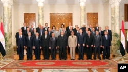 Tổng thống lâm thời Ai Cập Adly Mansour (giữa) và các bộ trưởng trong tân nội các mới, 16/7/2013.