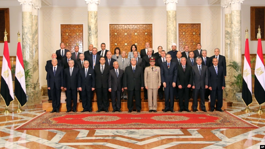 Presiden Mesir sementara, Adly Mansour (tengah) bersama para anggota Kabinet barunya setelah pelantikan di istana Presiden di Kairo, Mesir (16/7). 
