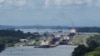 ARCHIVO - Buques de carga transitan por las esclusas de Agua Clara en el Canal de Panamá, en Colón, en las afueras de la Ciudad de Panamá, Panamá, el 3 de mayo de 2024.