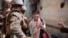 Na ovoj fotografiji koju je objavio Marinski korpust SAD, vidi se dječak koji prolazi kroz kontrolni punkt za evakuaciju na aerodromu Hamid Karzai, u Kabulu, Afganistan, 18. avgusta 2021.