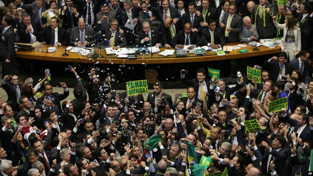 Para anggota oposisi meluapkan kegembiraan mereka setelah para anggota majelis rendah Kongres memutuskan untuk melakukan pemakzulan atas Presiden Brazil Dilma Rousseff melalui pemungutan suara di Brasilia, Brazil, 17 April 2016 (Foto: dok).