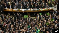 Para anggota oposisi meluapkan kegembiraan mereka setelah para anggota majelis rendah Kongres memutuskan untuk melakukan pemakzulan atas Presiden Brazil Dilma Rousseff melalui pemungutan suara di Brasilia, Brazil, 17 April 2016 (Foto: dok).