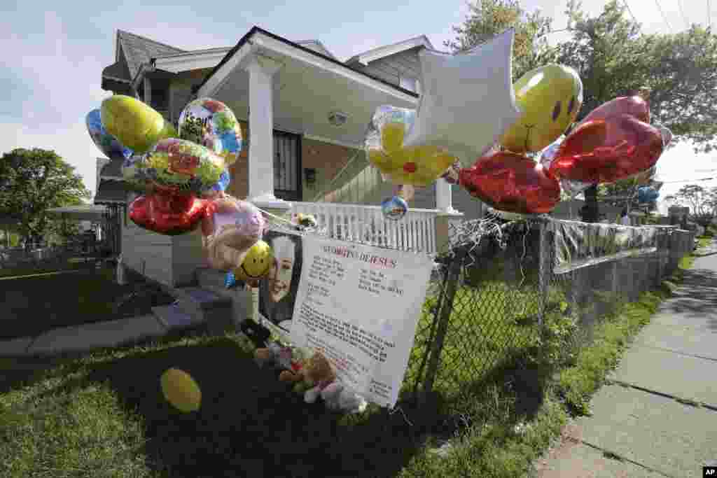 Balon-balon di luar rumah Gina DeJesus, yang ditemukan setelah hilang selama 10 tahun, di Cleveland, Ohio (7/5). (AP/Tony Dejak)