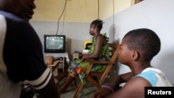 Une famille devant la télévision à Abidjan, Côte d'Ivoire, 18 décembre 2017.