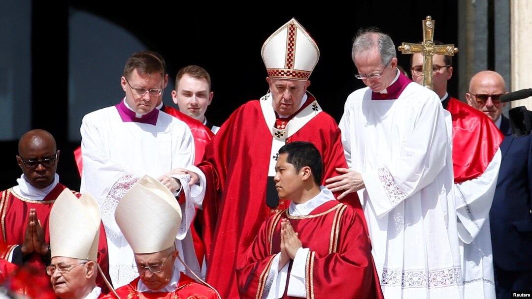 El papa Francisco ha argumentado varias veces la postura que la gente no puede escoger su género. Pero el documento representa la primera vez que el Vaticano trata de escribir su postura.