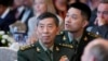 FILE - Li Shangfu (kiri), saat itu menjabat sebagai Menteri Pertahanan China), pada jamuan makan malam pembukaan Dialog Shangri-La Institut Internasional untuk Studi Strategis (IISS) ke-20, di Singapura, 2 Juni 2023. (AP/Vincent Thian)